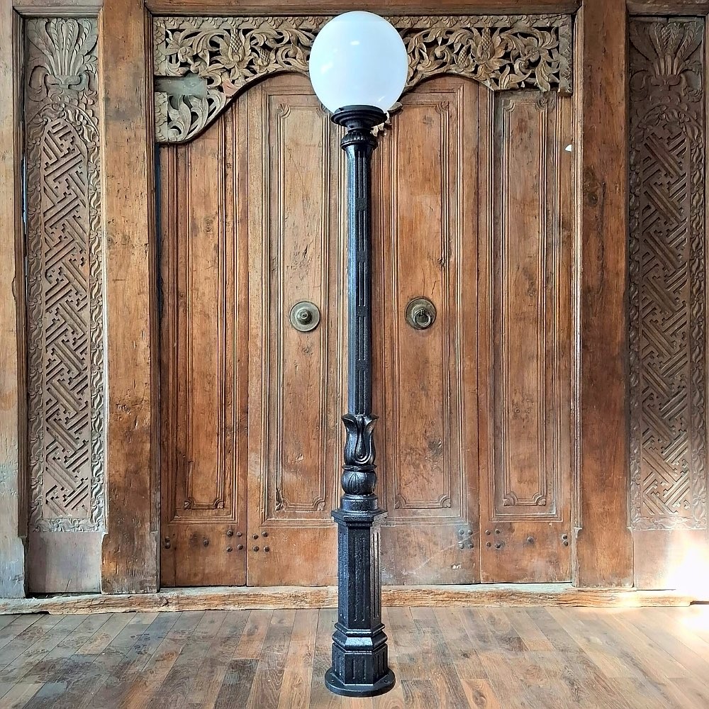 E307. M1 Large + lumina globe laterne 30. Höhe: 207 cm.