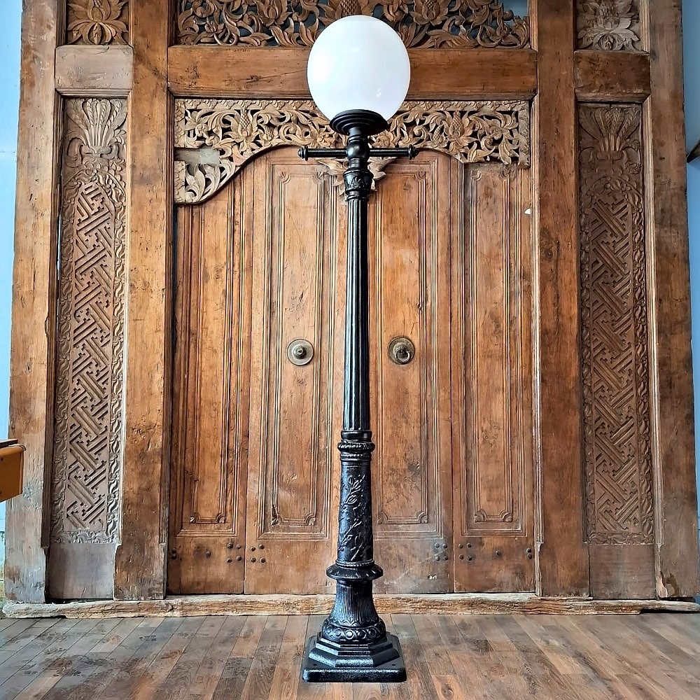E317. Romantica + gerade leiterstege + lumina globe laterne 40. Höhe: 241.5 cm.