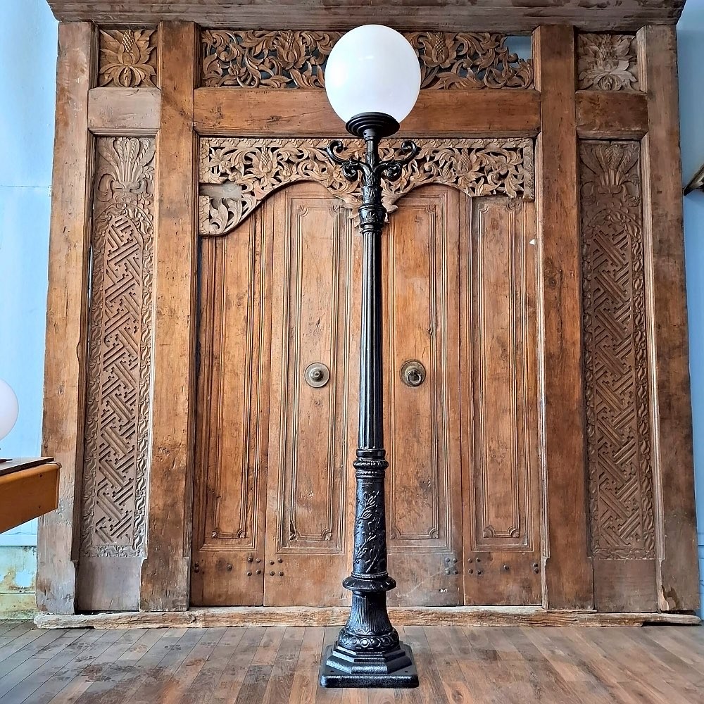 E318. Romantica + klassische leiterstege + lumina globe laterne 40. Höhe: 257.5 cm.