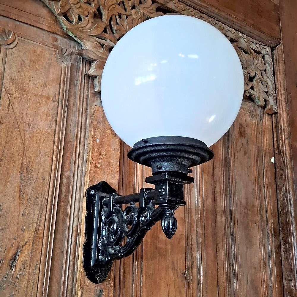 E325. Gerade wandarm groß + lumina globe laterne 30. Höhe: 58 cm.