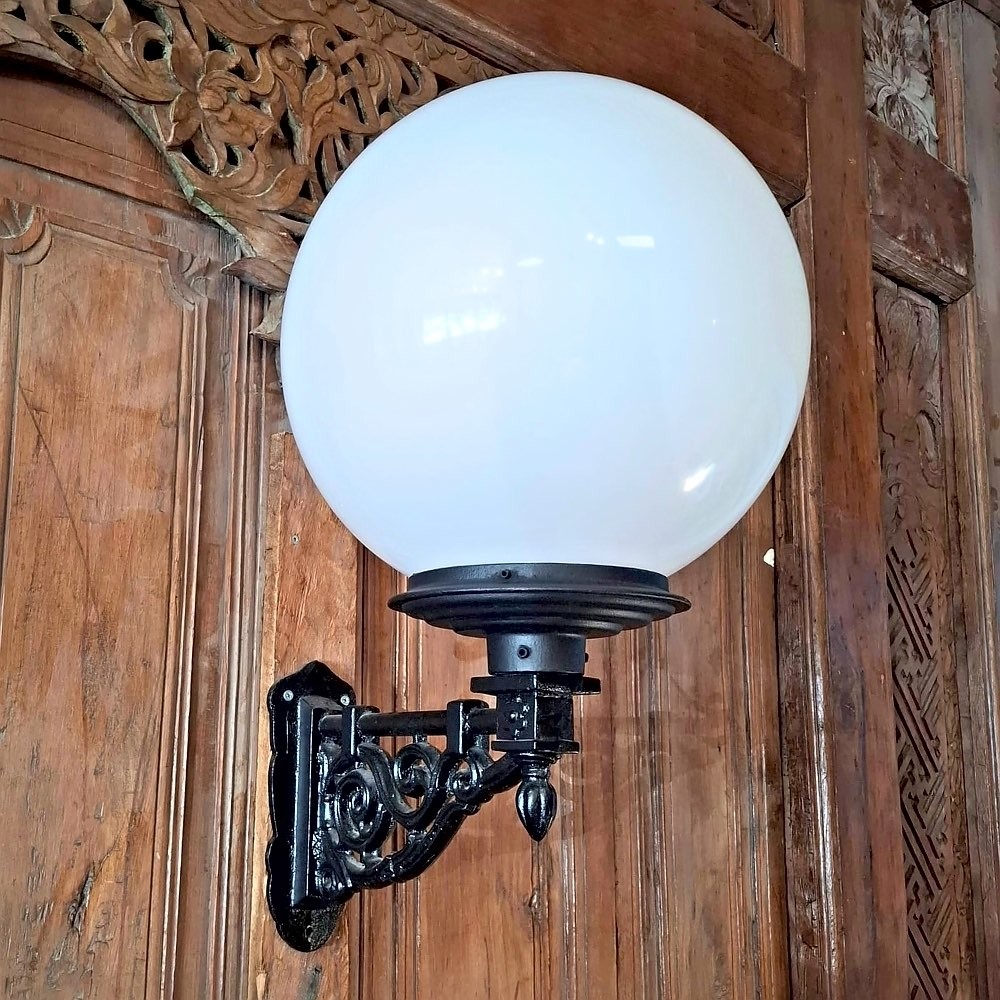 E326. Gerade wandarm groß + lumina globe laterne 40. Höhe: 68.5 cm.