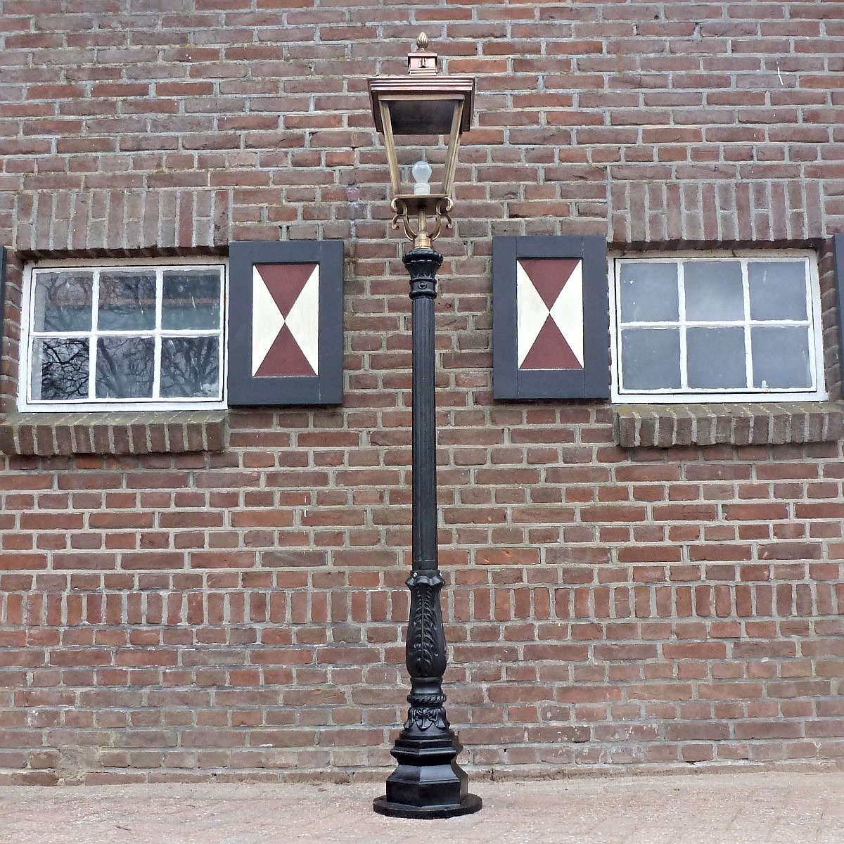 E60. Leliemast groß + kupfer laterne 4-kant 70. Höhe: 235 cm