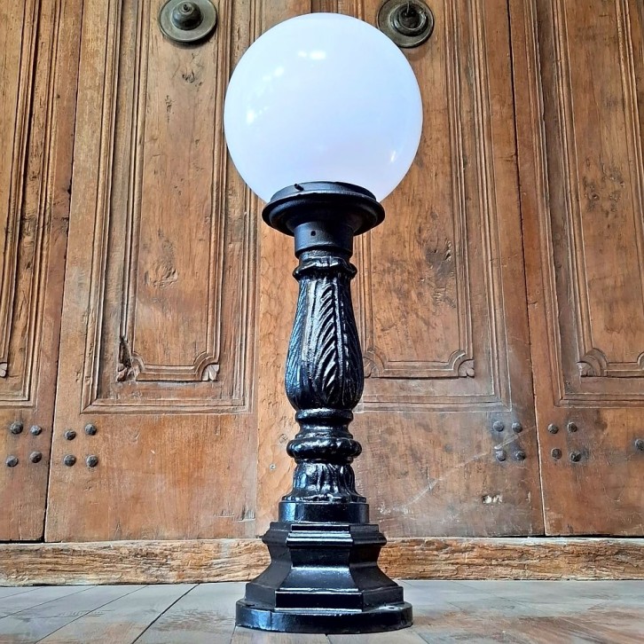 E295. Lelie mini + lumina globe laterne 25. Höhe: 73 cm.