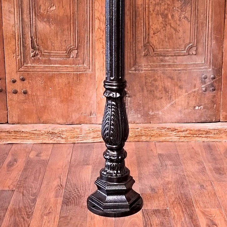E296. Lelie 90 + lumina globe laterne 25. Höhe: 121 cm.