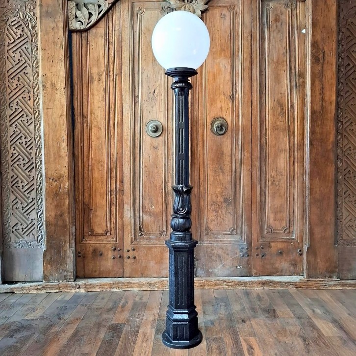 E304. M1 + lumina globe laterne 30. Höhe: 177 cm.