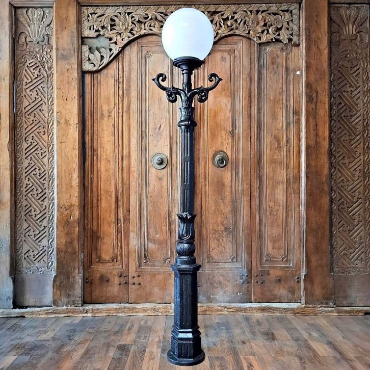 E306. M1 + klassische leiterstege + lumina globe laterne 30. Höhe: 205 cm.