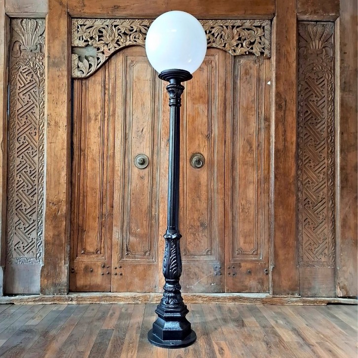 E310. Leliemast groß + lumina globe laterne 40. Höhe: 212.5 cm.