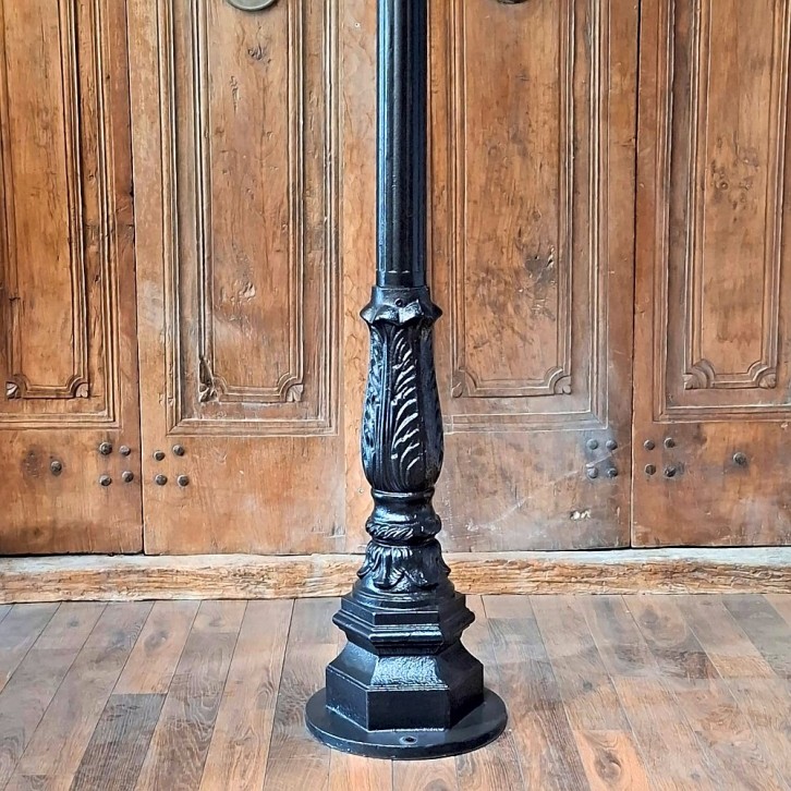E310. Leliemast groß + lumina globe laterne 40. Höhe: 212.5 cm.