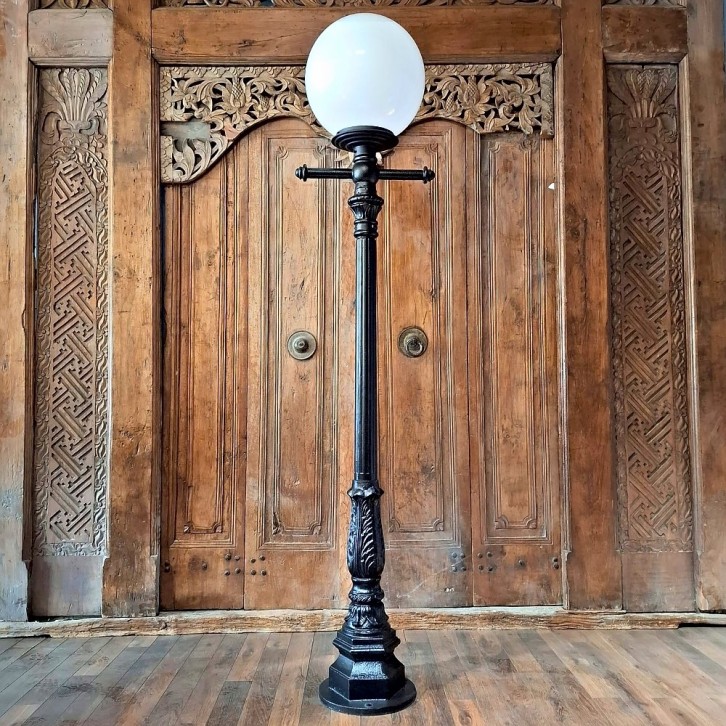 E311. Leliemast groß + gerade leiterstege + lumina globe laterne 40. Höhe: 224.5 cm.