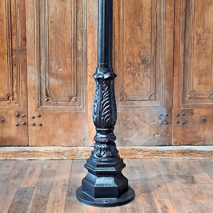 E311. Leliemast groß + gerade leiterstege + lumina globe laterne 40. Höhe: 224.5 cm.