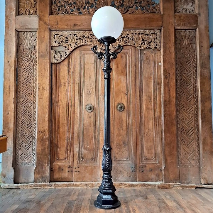 E312. Leliemast groß + klassische leiterstege + lumina globe laterne 40. Höhe: 240.5 cm.