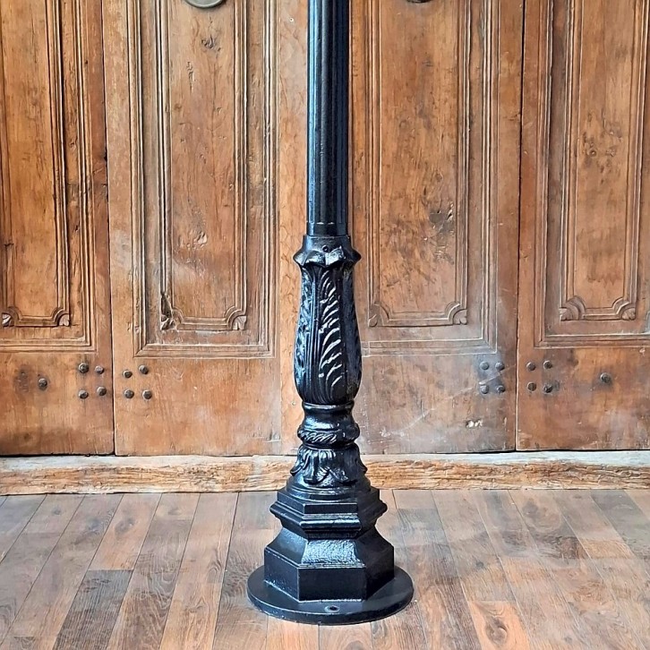 E312. Leliemast groß + klassische leiterstege + lumina globe laterne 40. Höhe: 240.5 cm.