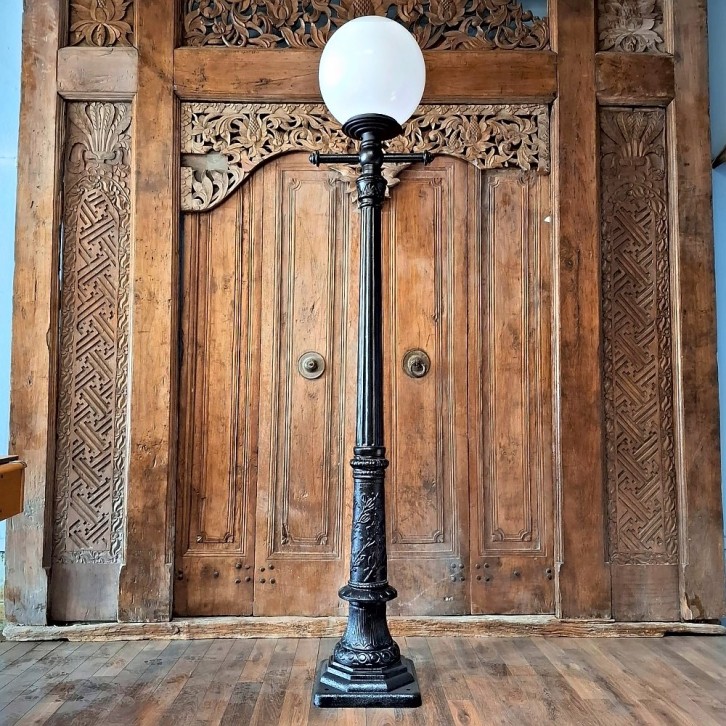 E317. Romantica + gerade leiterstege + lumina globe laterne 40. Höhe: 241.5 cm.